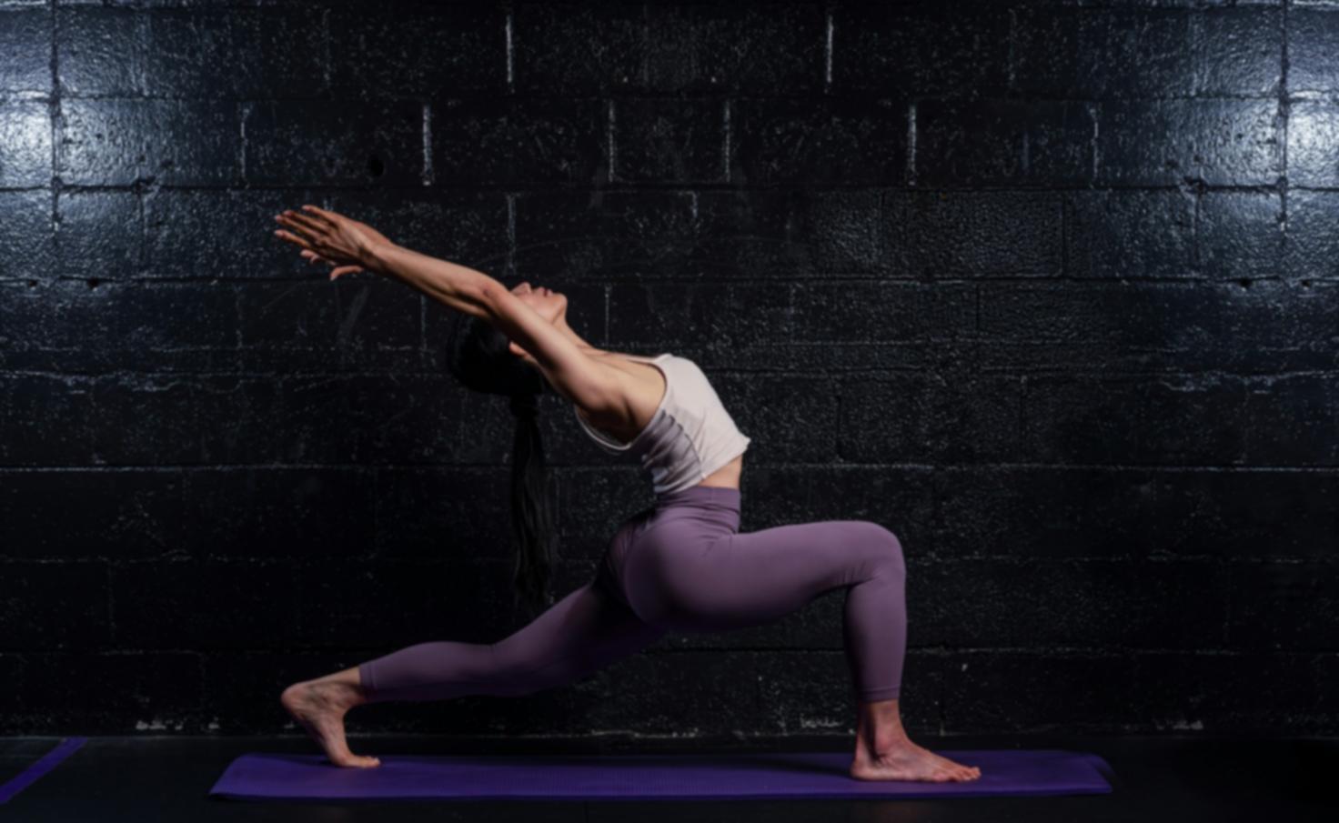 Práctica de yoga en ambiente sereno