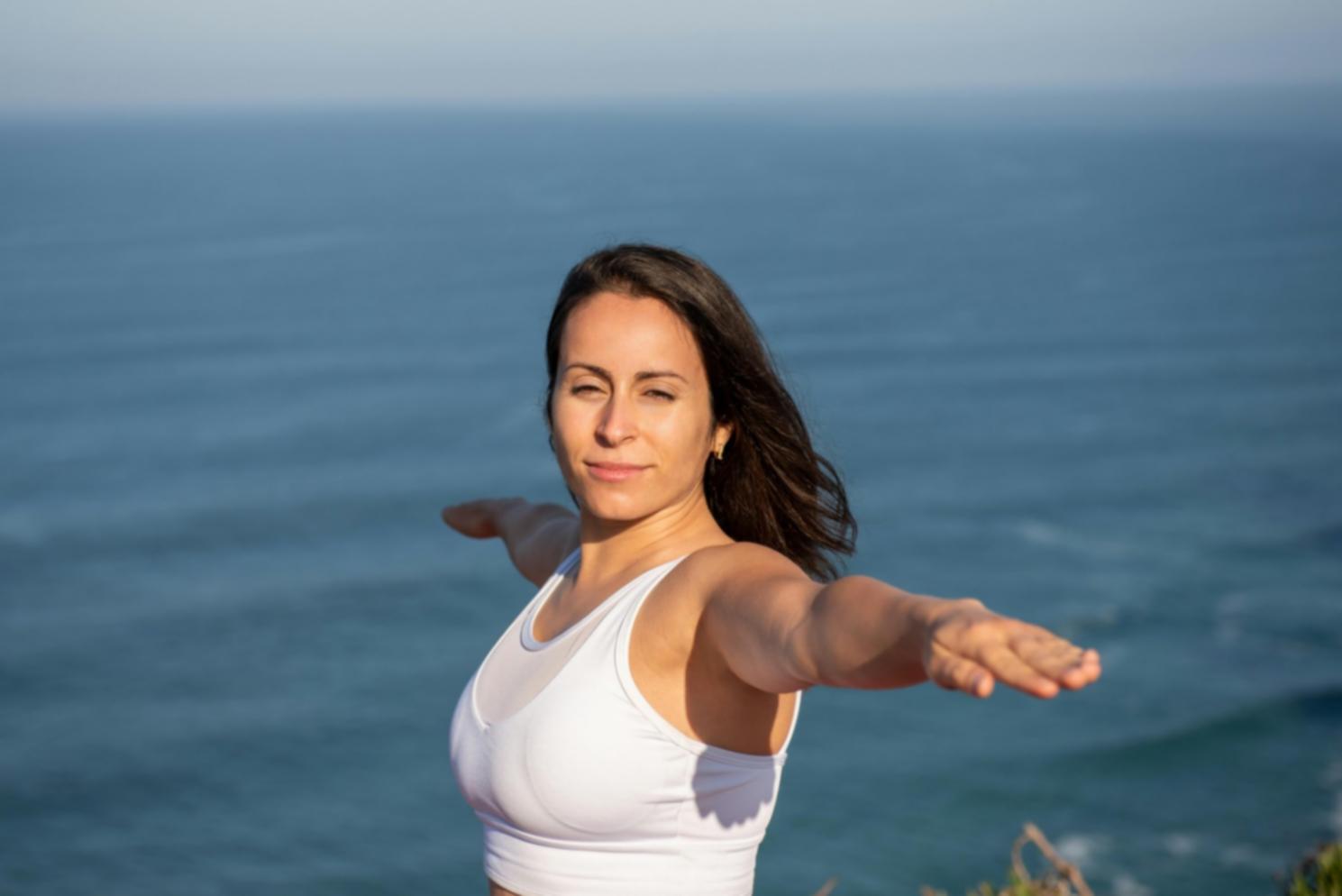 Estudiante practicando meditación en postura tradicional